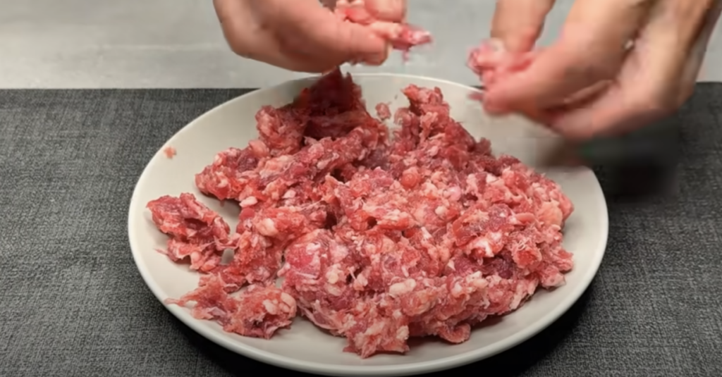 Gratinované vrstvené lilky s cibulovo-klobásovou směsí a sýrem