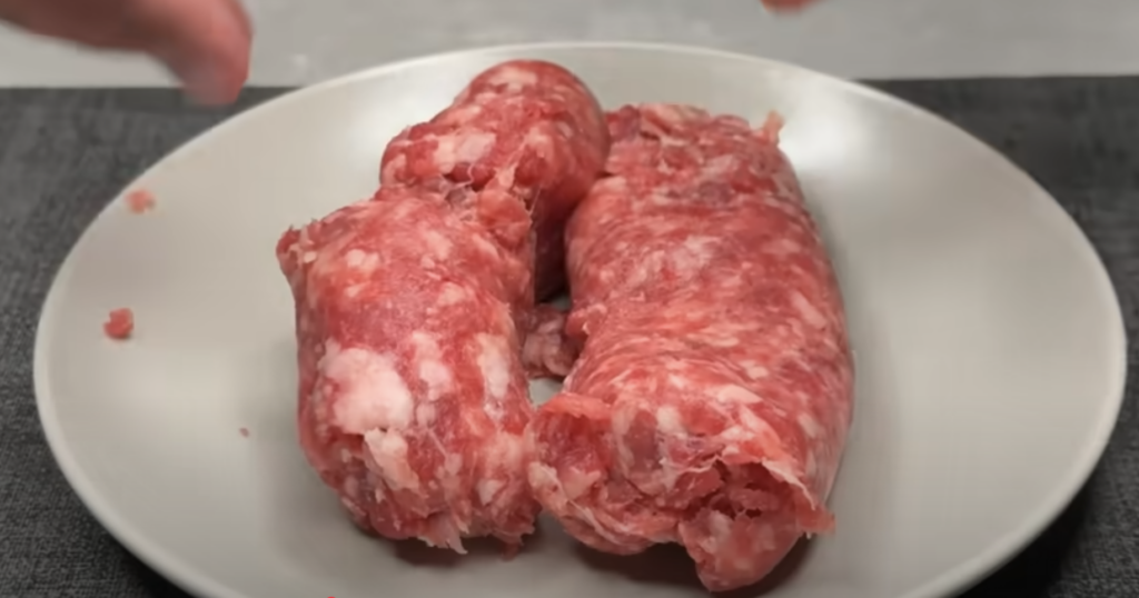 Gratinované vrstvené lilky s cibulovo-klobásovou směsí a sýrem