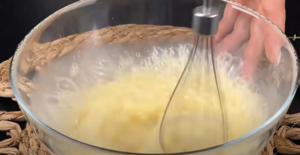 Domácí borůvkový koláč s kondenzovaným mlékem a ořechovou drobenkou