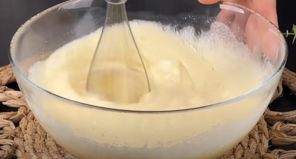 Domácí borůvkový koláč s kondenzovaným mlékem a ořechovou drobenkou