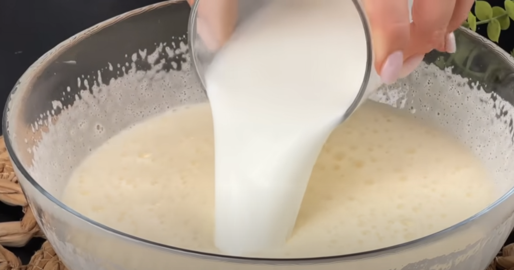 Domácí borůvkový koláč s kondenzovaným mlékem a ořechovou drobenkou