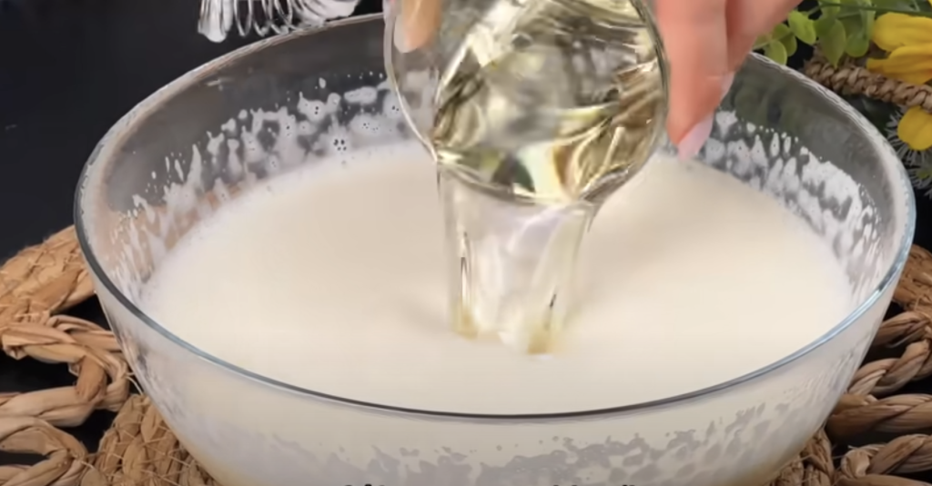 Domácí borůvkový koláč s kondenzovaným mlékem a ořechovou drobenkou