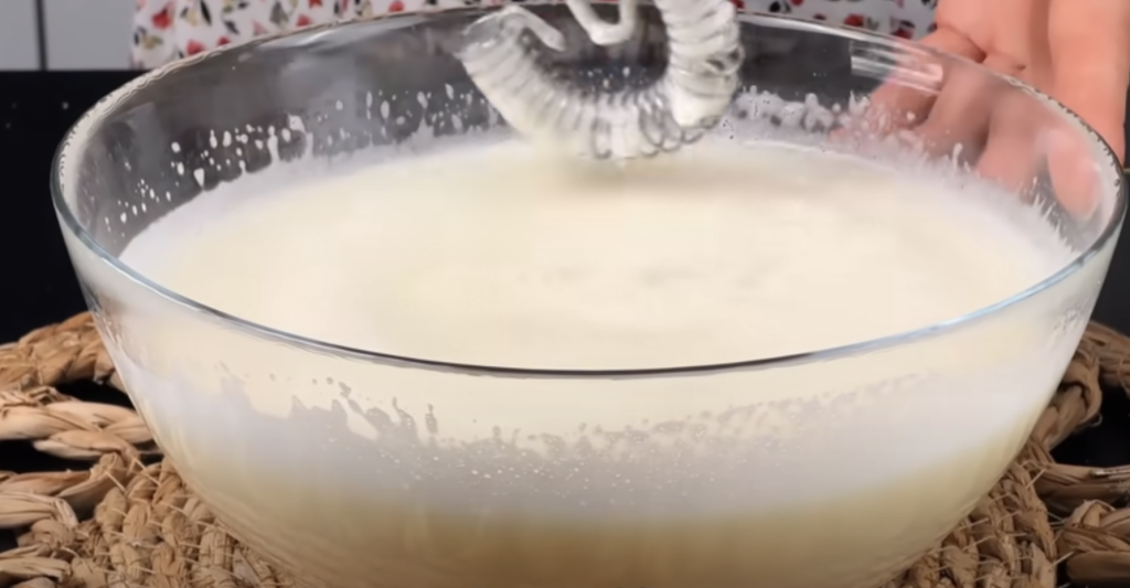 Domácí borůvkový koláč s kondenzovaným mlékem a ořechovou drobenkou