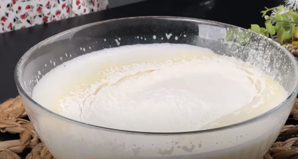 Domácí borůvkový koláč s kondenzovaným mlékem a ořechovou drobenkou