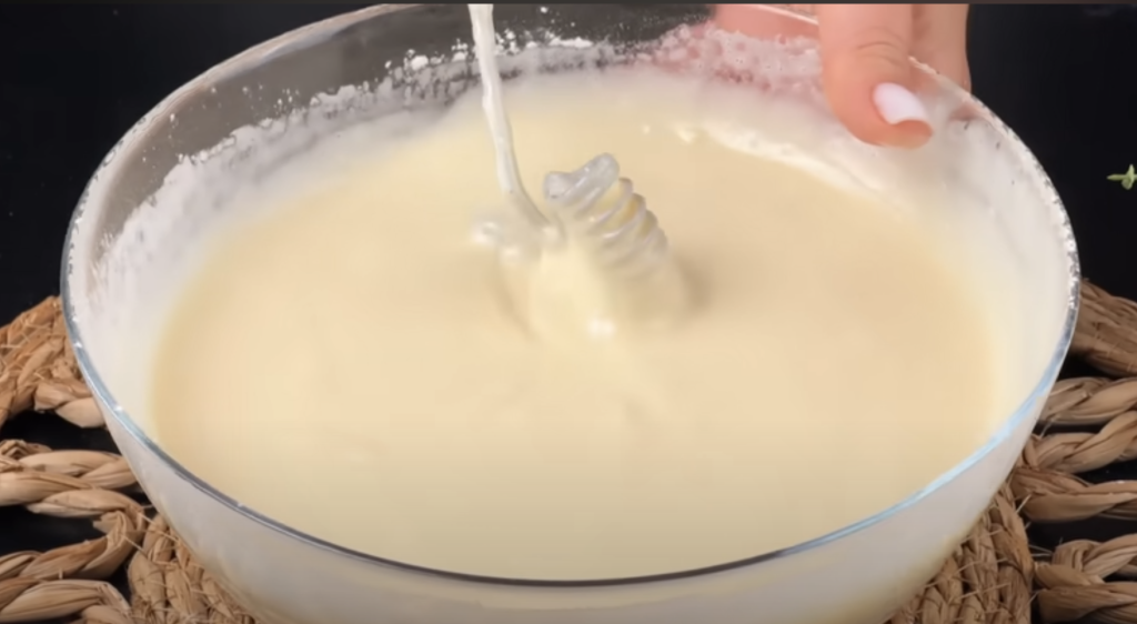 Domácí borůvkový koláč s kondenzovaným mlékem a ořechovou drobenkou