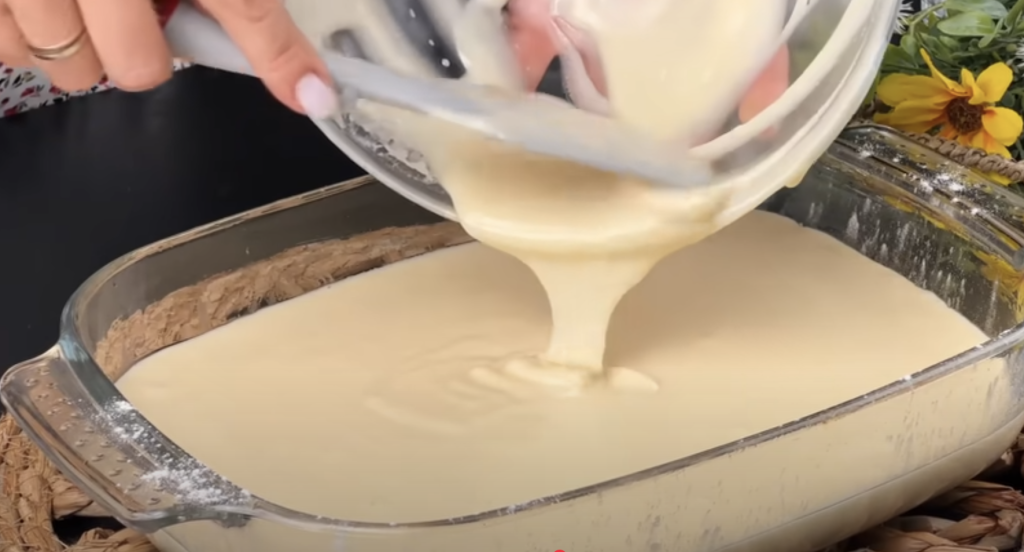 Domácí borůvkový koláč s kondenzovaným mlékem a ořechovou drobenkou