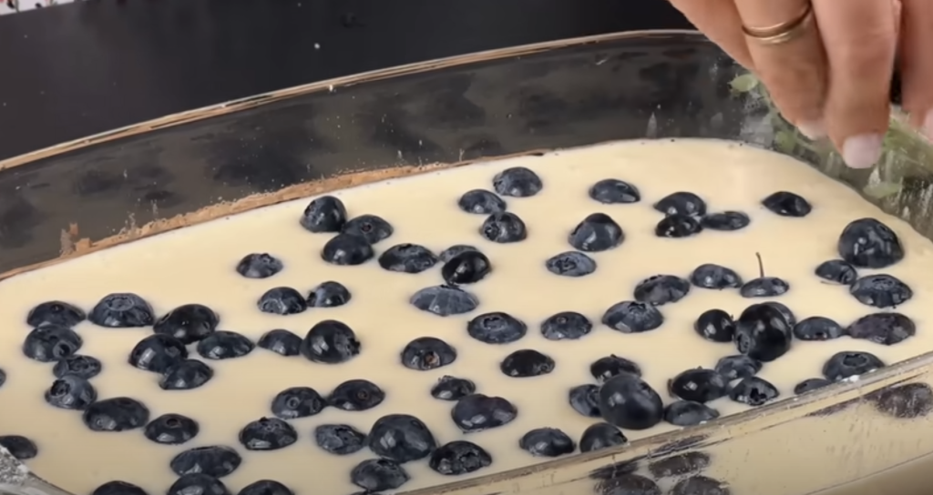 Domácí borůvkový koláč s kondenzovaným mlékem a ořechovou drobenkou