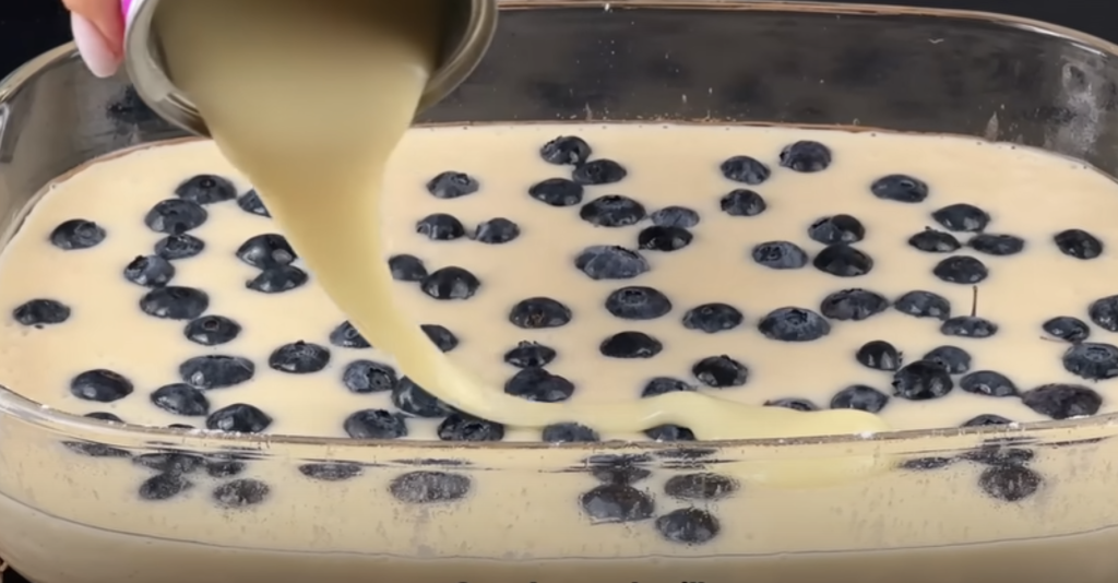 Domácí borůvkový koláč s kondenzovaným mlékem a ořechovou drobenkou