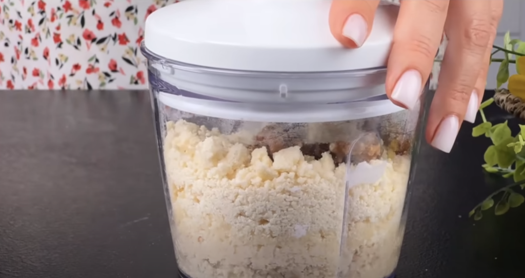 Domácí borůvkový koláč s kondenzovaným mlékem a ořechovou drobenkou