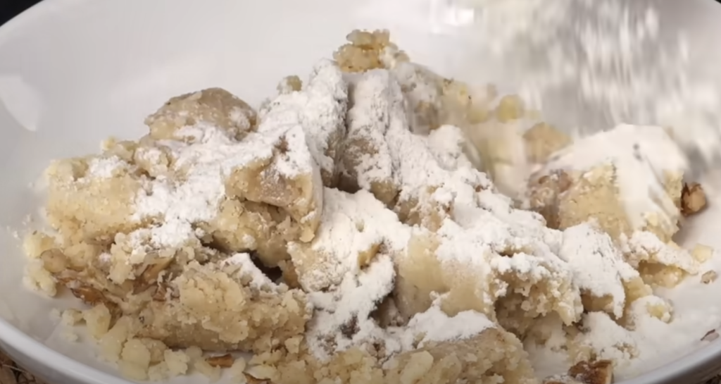 Domácí borůvkový koláč s kondenzovaným mlékem a ořechovou drobenkou