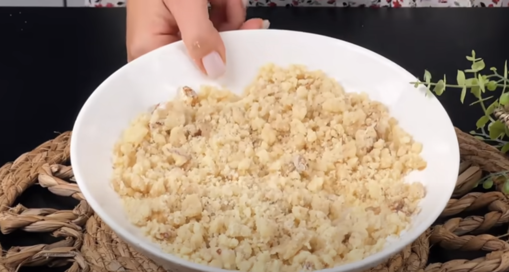 Domácí borůvkový koláč s kondenzovaným mlékem a ořechovou drobenkou