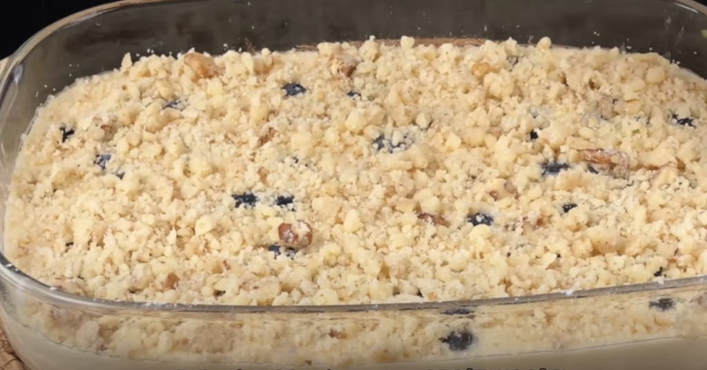 Domácí borůvkový koláč s kondenzovaným mlékem a ořechovou drobenkou