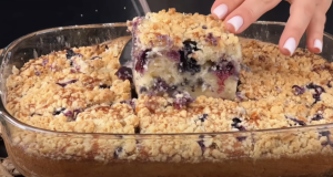 Domácí borůvkový koláč s kondenzovaným mlékem a ořechovou drobenkou Domácí borůvkový koláč s kondenzovaným mlékem a ořechovou drobenkou