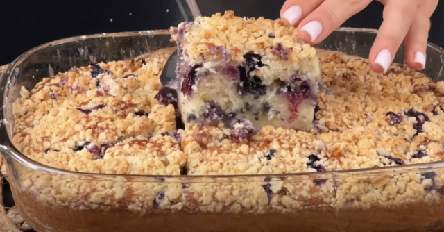 Domácí borůvkový koláč s kondenzovaným mlékem a ořechovou drobenkou Domácí borůvkový koláč s kondenzovaným mlékem a ořechovou drobenkou