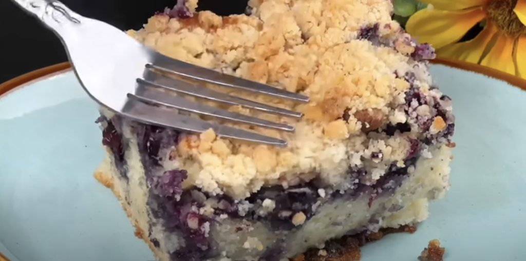 Domácí borůvkový koláč s kondenzovaným mlékem a ořechovou drobenkou