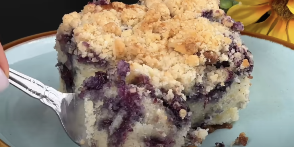 Domácí borůvkový koláč s kondenzovaným mlékem a ořechovou drobenkou