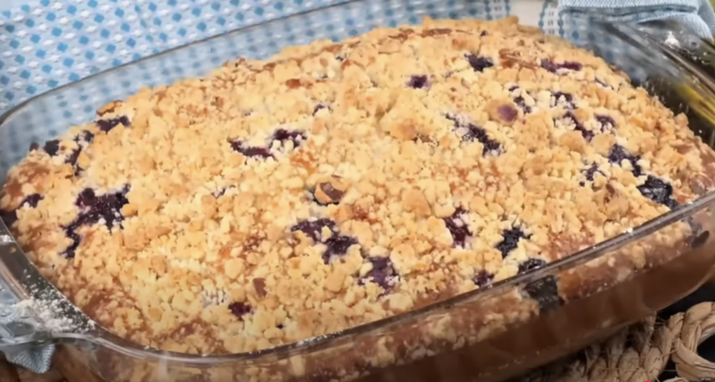 Domácí borůvkový koláč s kondenzovaným mlékem a ořechovou drobenkou