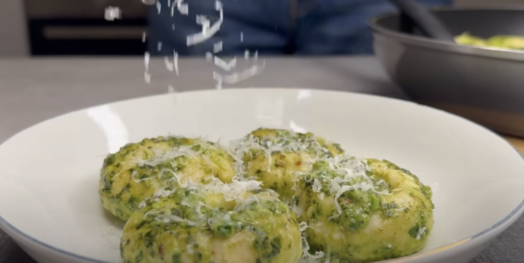 Ricottové knedlíčky s bazalkovým pestem – delikatesa italské kuchyně v lehkém a svěžím podání