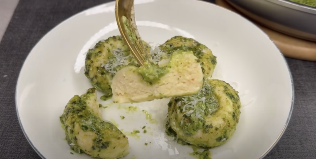 Ricottové knedlíčky s bazalkovým pestem – delikatesa italské kuchyně v lehkém a svěžím podání