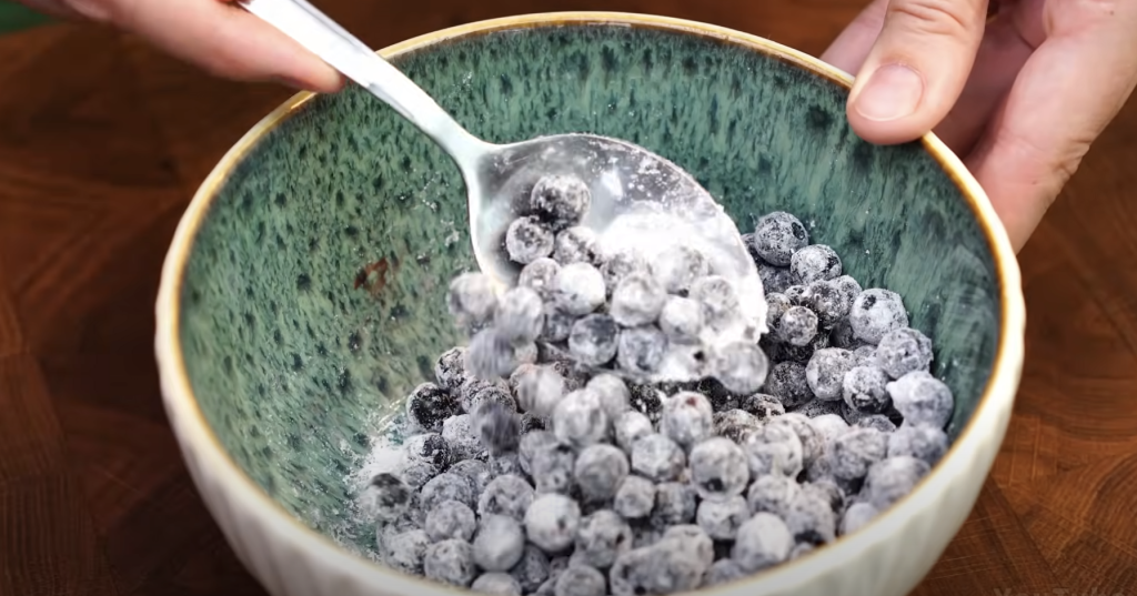 Lehoučký koláč z bobulového ovoce s mandlovými lupínky