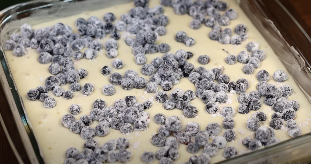 Lehoučký koláč z bobulového ovoce s mandlovými lupínky