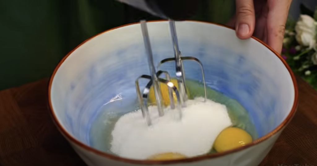 Lehoučký koláč z bobulového ovoce s mandlovými lupínky