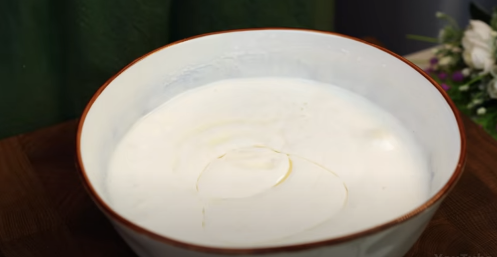 Lehoučký koláč z bobulového ovoce s mandlovými lupínky