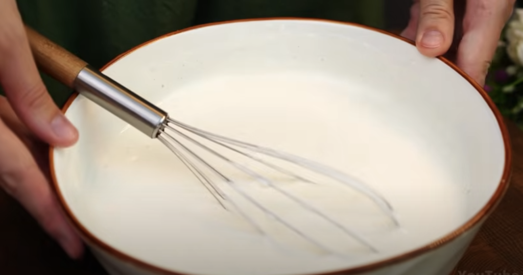 Lehoučký koláč z bobulového ovoce s mandlovými lupínky