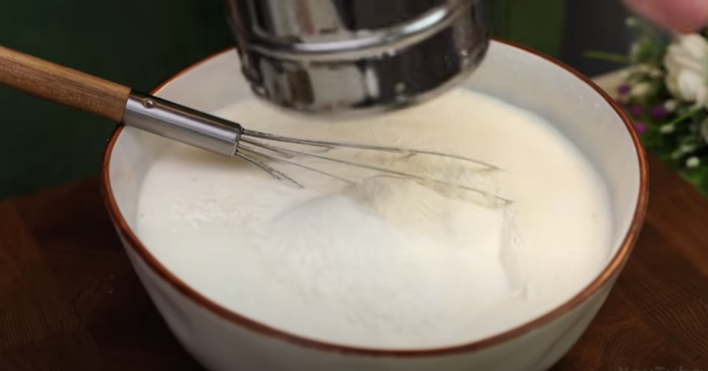 Lehoučký koláč z bobulového ovoce s mandlovými lupínky