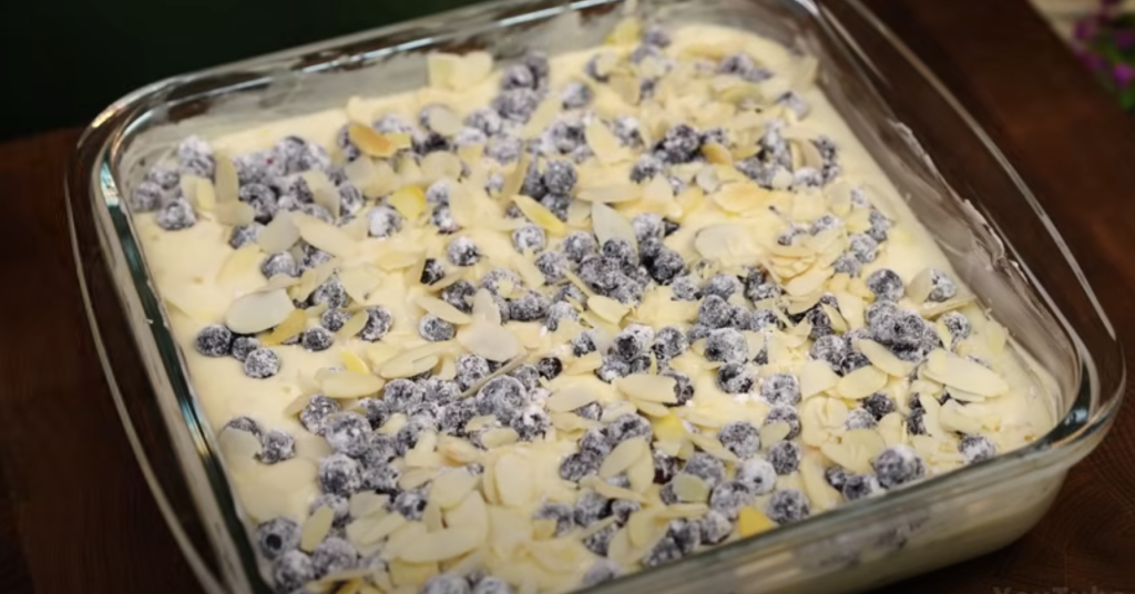 Lehoučký koláč z bobulového ovoce s mandlovými lupínky