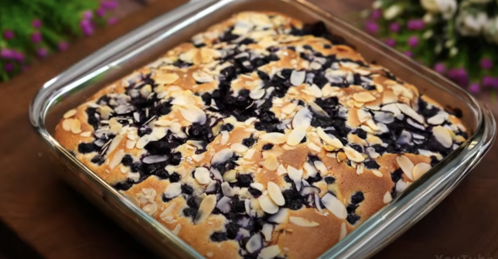 Lehoučký koláč z bobulového ovoce s mandlovými lupínky