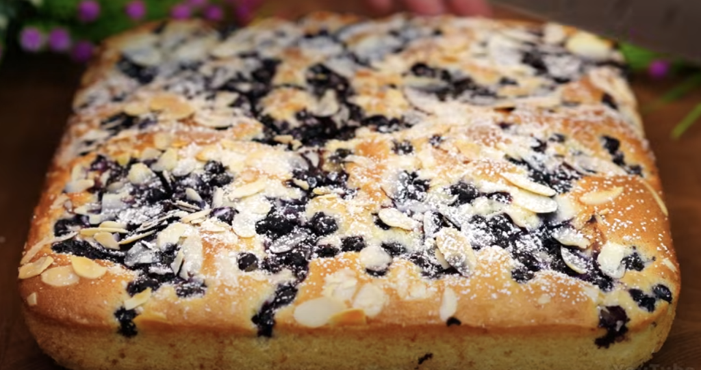 Lehoučký koláč z bobulového ovoce s mandlovými lupínky