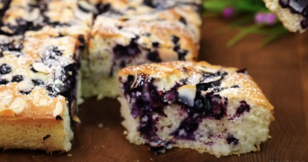 Lehoučký koláč z bobulového ovoce s mandlovými lupínky