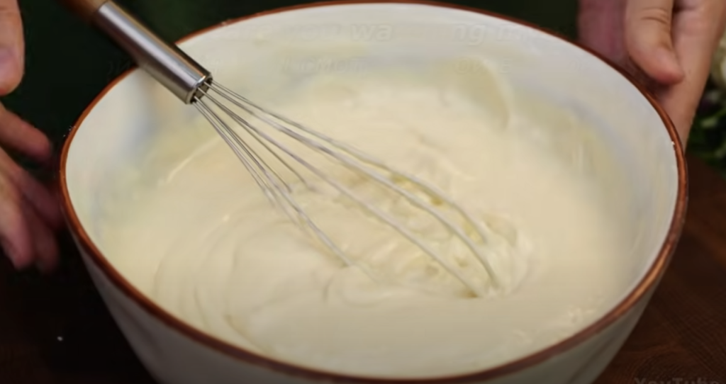 Lehoučký koláč z bobulového ovoce s mandlovými lupínky