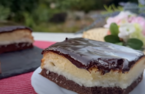 Dvoubarevný dort s jemným kokosovým krémem a čokoládou polevou Dvoubarevný dort s jemným kokosovým krémem a sametovou čokoládou