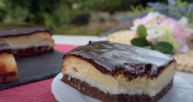 Dvoubarevný dort s jemným kokosovým krémem a sametovou čokoládou Dvoubarevný dort s jemným kokosovým krémem a sametovou čokoládou