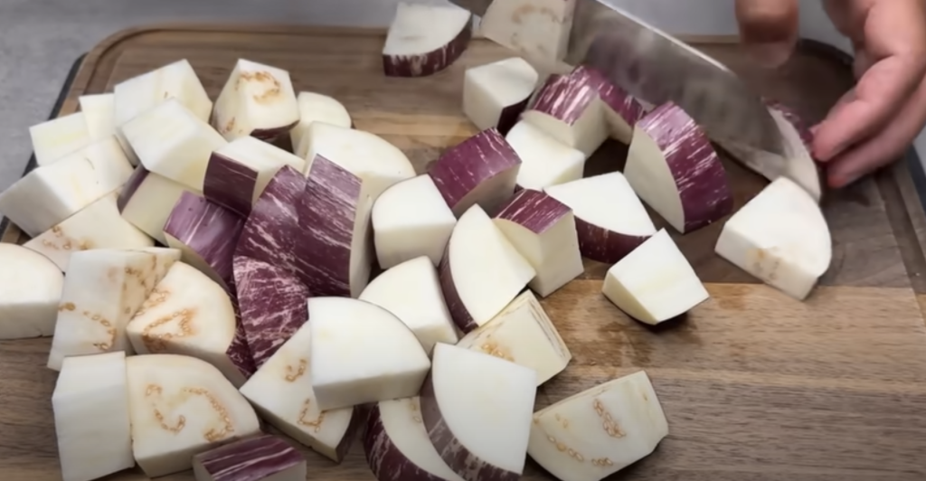 Domácí lilkový salát s čerstvou zeleninou, fetou, kešu oříšky a semínky