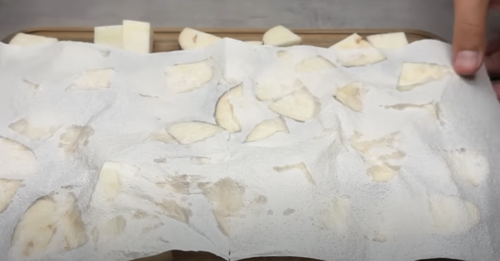 Domácí lilkový salát s čerstvou zeleninou, fetou, kešu oříšky a semínky