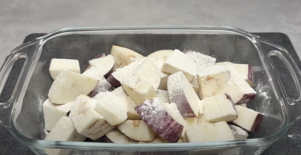 Domácí lilkový salát s čerstvou zeleninou, fetou, kešu oříšky a semínky