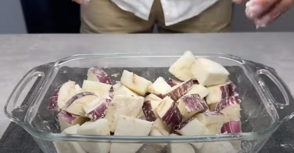 Domácí lilkový salát s čerstvou zeleninou, fetou, kešu oříšky a semínky