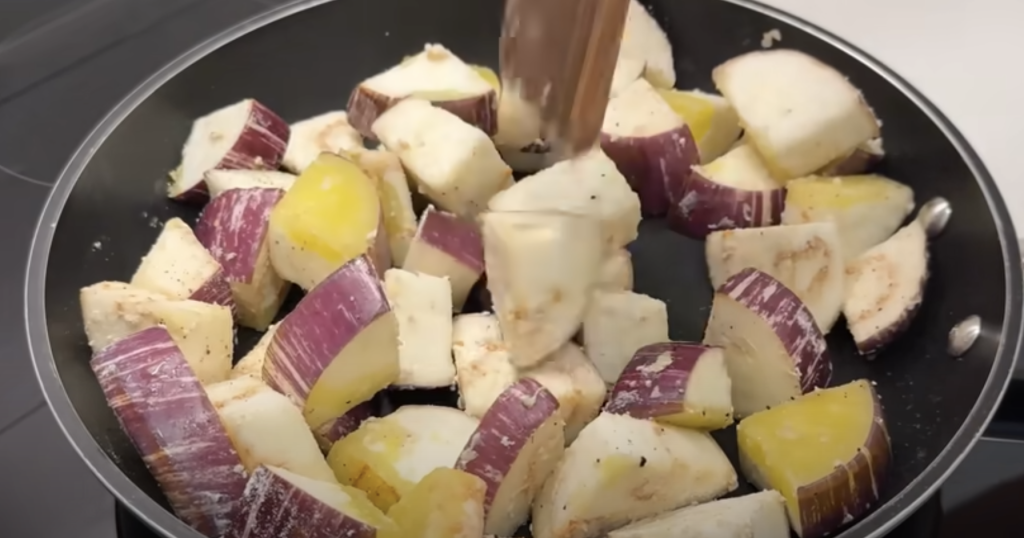 Domácí lilkový salát s čerstvou zeleninou, fetou, kešu oříšky a semínky