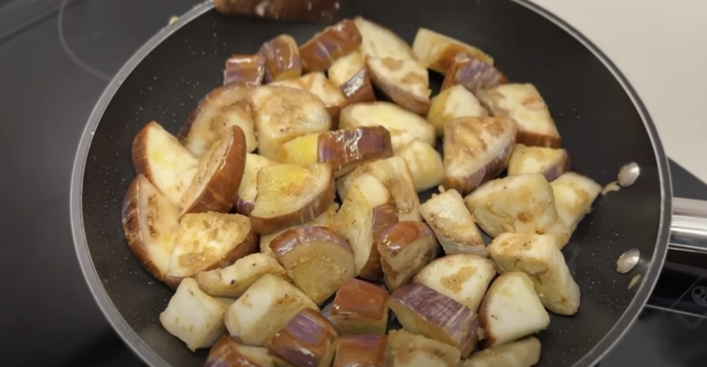 Domácí lilkový salát s čerstvou zeleninou, fetou, kešu oříšky a semínky