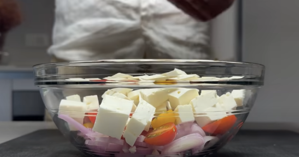 Domácí lilkový salát s čerstvou zeleninou, fetou, kešu oříšky a semínky