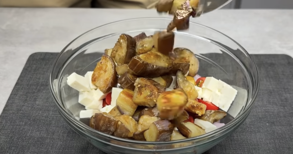 Domácí lilkový salát s čerstvou zeleninou, fetou, kešu oříšky a semínky