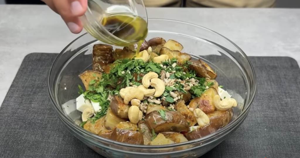 Domácí lilkový salát s čerstvou zeleninou, fetou, kešu oříšky a semínky