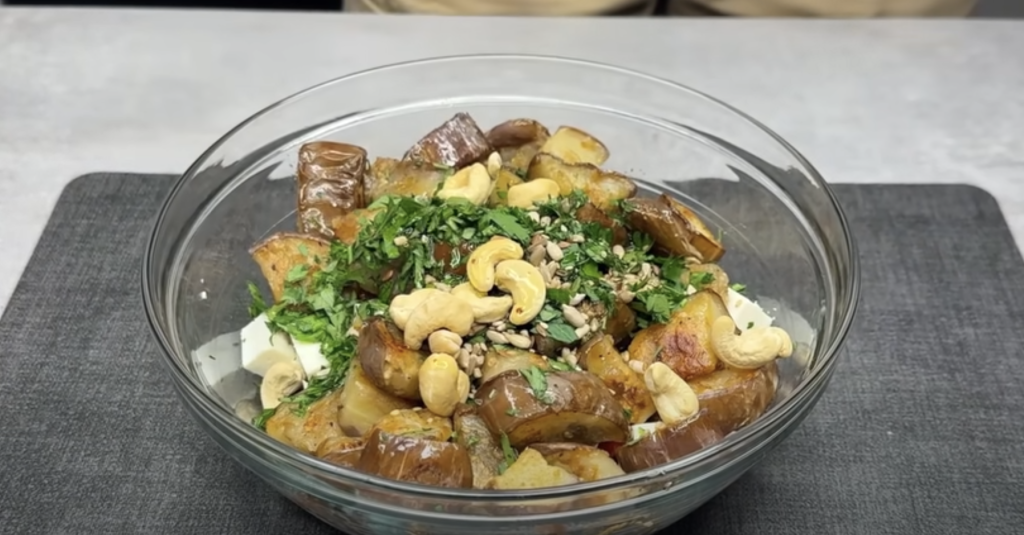 Domácí lilkový salát s čerstvou zeleninou, fetou, kešu oříšky a semínky