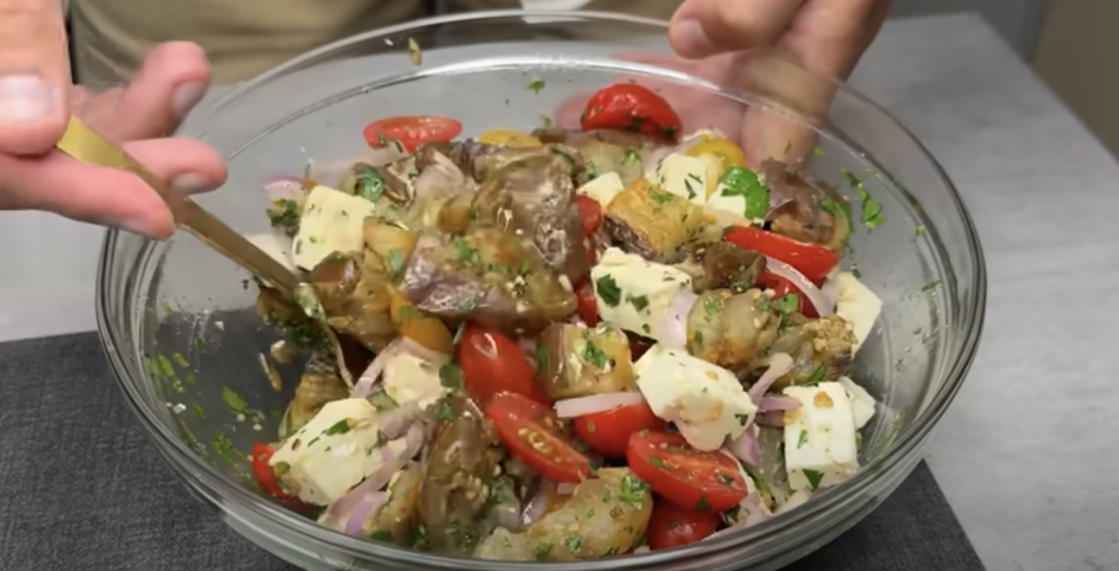 Domácí lilkový salát s čerstvou zeleninou, fetou, kešu oříšky a semínky