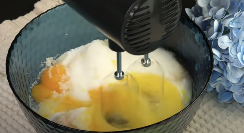 Babiččin vláčný jablečný koláč s karamelem a vanilkou – voňavý moučník jako od babičky