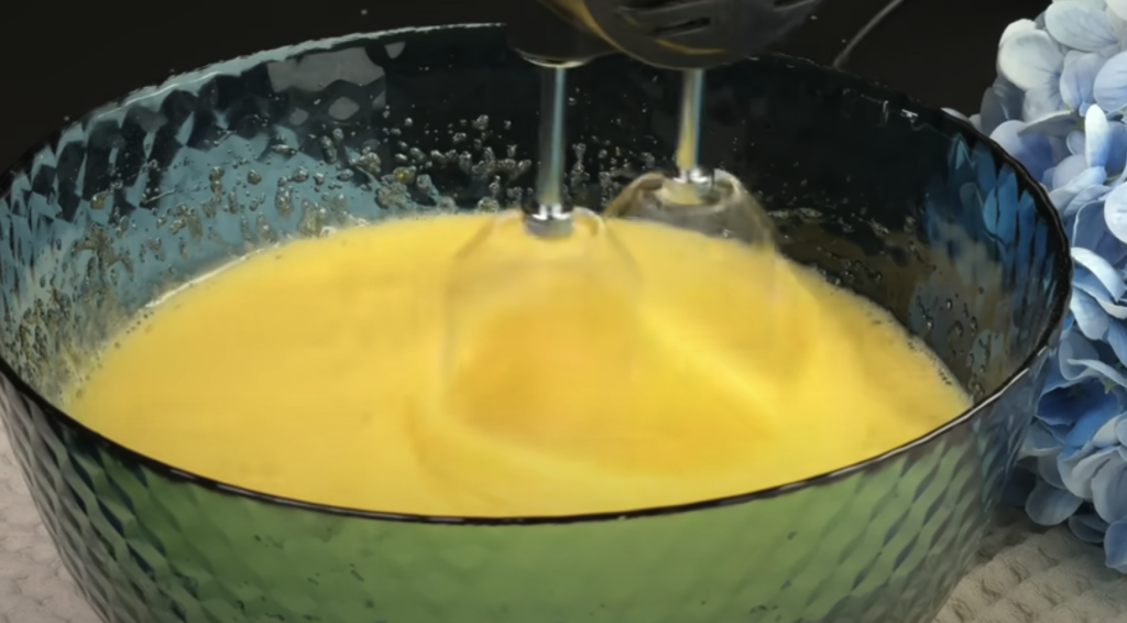 BBabiččin vláčný jablečný koláč s karamelem a vanilkou – voňavý moučník jako od babičky