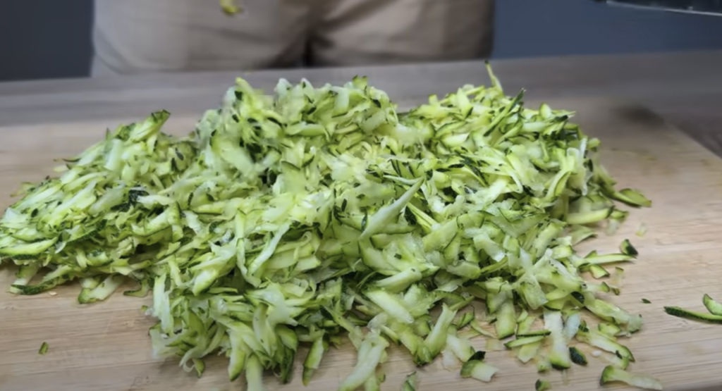 Slaný koláč z listového těsta s cuketou, rajčaty a smetanovým sýrem